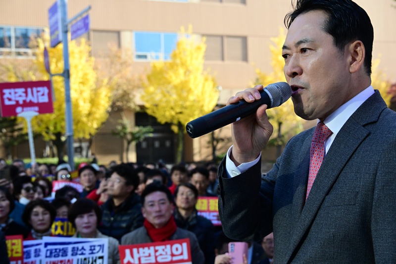 국민의힘 장동혁 대표가 23일 오후 경남 창원시 성산구 용지로에서 열린 '민생회복 법치수호 국민대회'에 참석해 발언을 하고 있다. / 뉴시스