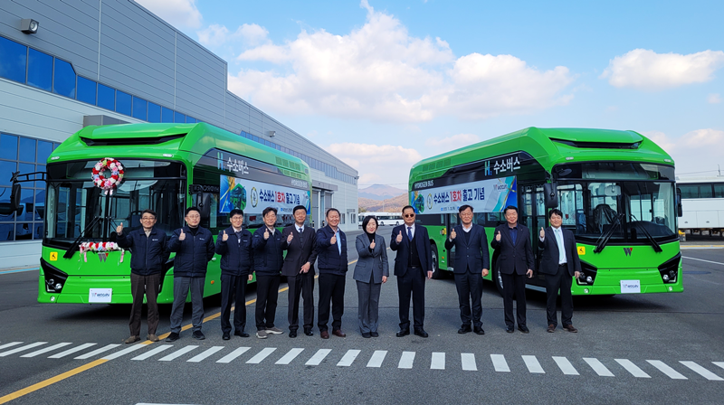 철도차량과 전기버스를 생산하는 ㈜우진산전이 지난 20일 오전 경북 김천산업단지에 위치한 우진산전 김천공장에서 '아폴로900(전장9미터급)' 수소버스 첫 출고를 기념하는 행사를 열었다. / 우진산전