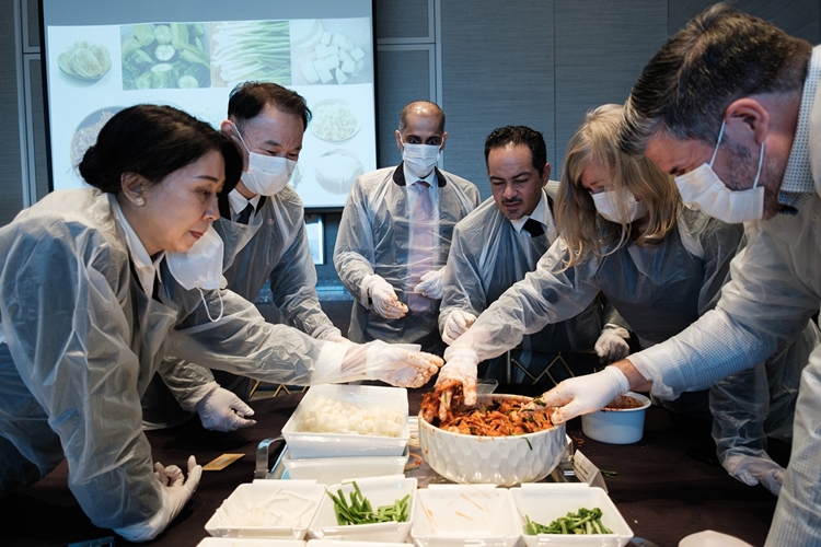 롯데호텔리조트가 20여 개국의 주한 대사들을 초청해 ‘김치의 날 외교 오찬 행사’를 진행했다. / 롯데호텔앤리조트