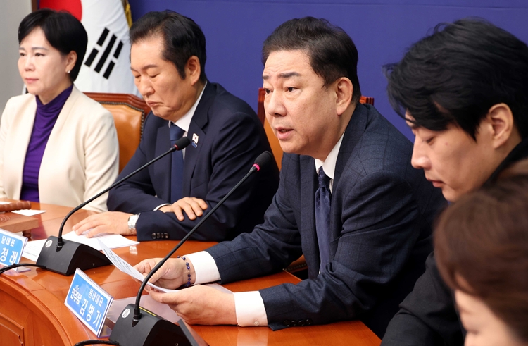김병기 더불어민주당 원내대표가 24일 오전 국회에서 열린 최고위원회의에서 발언을 하고 있다. / 뉴시스
