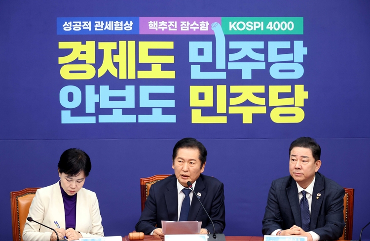 더불어민주당은 24일 국민의힘이 장외 집회를 열며 이재명 정부를 향한 공세 수위를 높인 것과 관련해 ‘위헌정당해산심판 카드’까지 재차 꺼내 들며 맹비판에 나섰다. 사진은 정청래 대표가 이날 오전 국회에서 열린 최고위원회의에서 발언을 하고 있는 모습. / 뉴시스