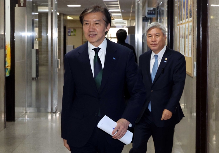 조국 조국혁신당 대표와 서왕진 원내대표가 24일 오전 국회에서 열린 최고위원회의에 참석하고 있다. / 뉴시스