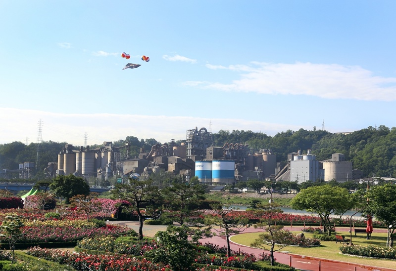 삼표시멘트가 국내 최고 권위의 ESG 평가기관인 한국ESG기준원(KCGS)이 발표한 2025년 ESG(환경·사회·지배구조) 평가에서 시멘트 업계 최초로 3년 연속 전 부문 A등급 이상을 달성하며 ‘통합 A등급’을 획득했다. 사진은 삼표시멘트 삼척공장 모습 / 삼표시멘트 