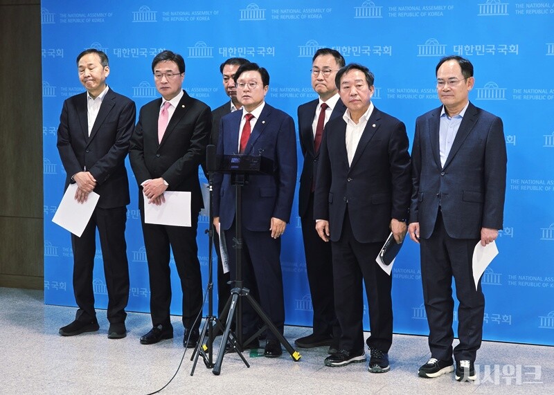 국민의힘 예결위 의원들은 이날(24일) 백브리핑을 통해 "예산 삭감 규모도 안 정한 채 증액 심사를 진행하고 있다"고 비판하면서 정부여당에 불필요한 예산 삭감과 '진짜 예산' 증액에 적극적으로 협조해 줄 것을 요청했다. / 사진=김두완 기자 