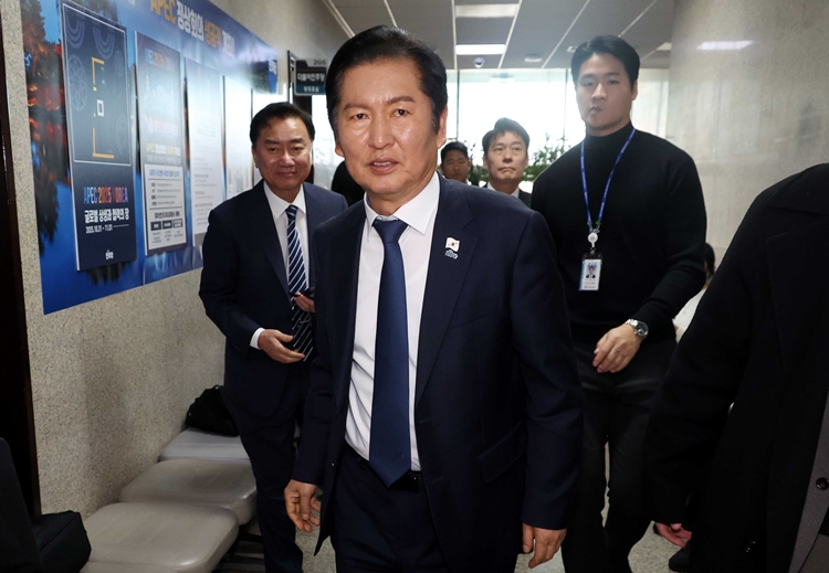 더불어민주당이 정청래 대표의 핵심 공약인 ‘대의원·권리당원 1인 1표제’를 두고 갈등이 격화하고 있다. 사진은 정 대표가 24일 국회에서 열린 당무위원회에서 '당원 1인 1투표제' 관련 논의를 마치고 밖으로 나서고 있는 모습. / 뉴시스