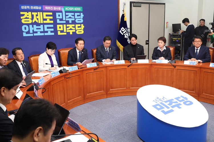 더불어민주당이 ‘대의원·권리당원 1인 1표제’를 두고 갈등이 격화하고 있는 가운데, 당 지도부에서도 공개 반발이 나왔다. 사진은 정청래 대표가 24일 국회에서 열린 최고위원회의에서 발언을 하고 있는 모습. / 뉴시스