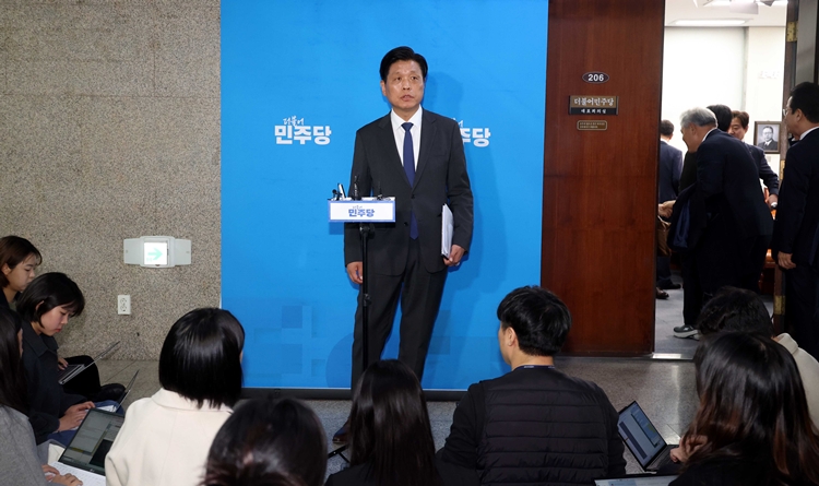 조승래 더불어민주당 사무총장이 24일 오후 국회에서 열린 당무위원회에서 당원 1인 1투표제 관련 논의를 마치고 취재진의 질문에 답변하고 있다. / 뉴시스