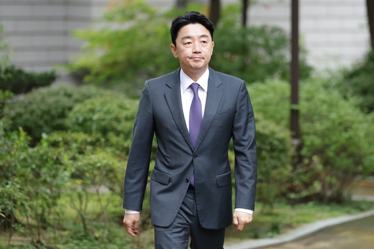 강훈식 대통령비서실장이 지난 10월 12일 오후 서울 종로구 국무총리공관에서 열린 고위당정협의회에 참석하기 위해 회의장으로 향하고 있다. (공동취재) / 뉴시스