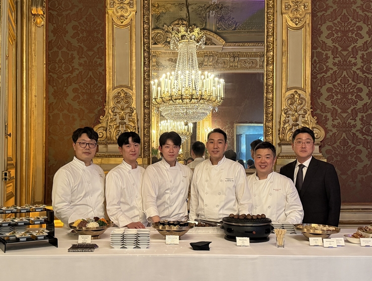 서울신라호텔의 한식당 ‘라연’이 ‘라 리스트 2026’ 시상식에서 전 세계 200대 레스토랑에 7회 연속으로 선정된 것을 기념해 라연 셰프들은 ‘라 리스트 10주년 어워즈’ 칵테일 리셉션에서 한식을 선보였다. / 호텔신라