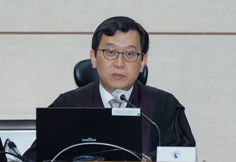  서울중앙지법 형사합의33부 이진관 부장판사는 24일 한덕수 전 국무총리의 내란 우두머리 방조 혐의 사건 속행 공판에서 “기존 감치 결정은 인적 사항을 적법하게 확인해 구치소 요건에 맞춰 집행할 예정”이라고 밝혔다. / 뉴시스