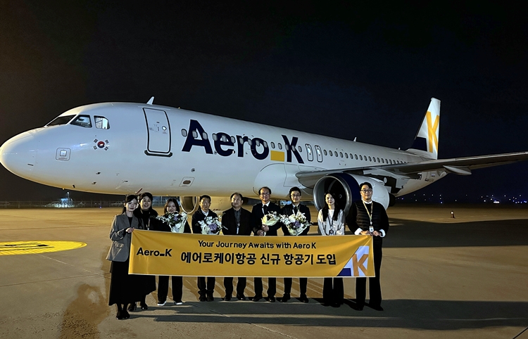 에어로케이항공 임직원들은 지난 24일 밤 자사 9번째 A320 기재 도입 기념촬영을 진행했다. / 에어로케이