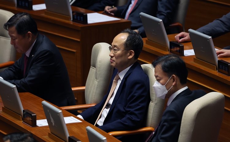 12·3 비상계엄 당시 국회의 계엄 해제 표결을 방해했다는 혐의를 받는 추경호 전 국민의힘 원내대표에 대한 국회 체포동의안 표결이 오는 27일로 예정된 가운데, 국민의힘이 ‘체포동의안 거부’ 방침을 세웠다. 그러자 더불어민주당은 비판의 목소리를 높였다. 사진은 추 전 원내대표가 지난 13일 국회에서 열린 본회의에 출석해 있는 모습. / 뉴시스