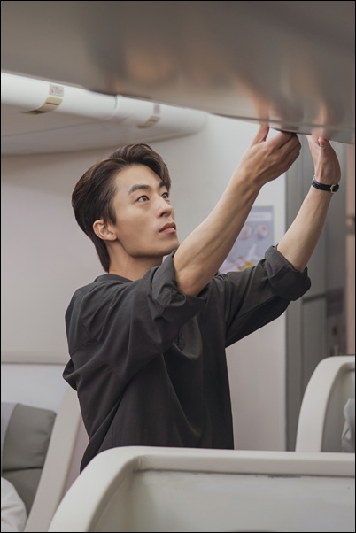 배우 구교환이 영화 ‘만약에 우리’로 관객 앞에 선다. / 쇼박스