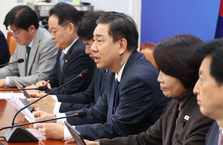 김병기 더불어민주당 원내대표가 25일 오전 국회에서 열린 원내대책회의에서 발언을 하고 있다. / 뉴시스