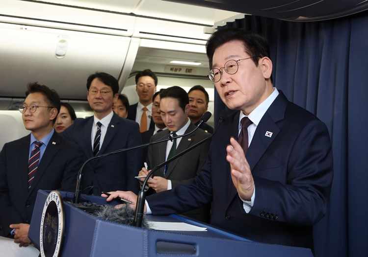 G20 정상회의 일정을 마친 이재명 대통령이 23일(현지시간) 중동·아프리카 순방의 마지막 방문국인 튀르키예 앙카라로 향하는 공군 1호기에서 순방 기내 기자간담회를 하고 있다. / 뉴시스