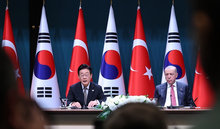 튀르키예를 국빈 방문 중인 이재명 대통령이 24일(현지시간) 앙카라 대통령궁에서 레젭 타입 에르도안 튀르키예 대통령과 공동언론발표를 하고 있다. / 뉴시스