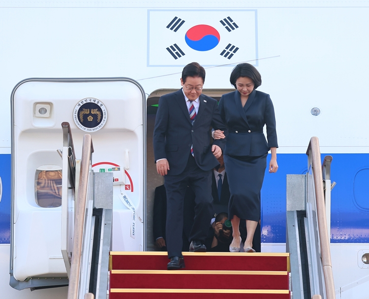 G20 정상회의 등 중동·아프리카 순방 일정을 마친 이재명 대통령과 김혜경 여사가 26일 경기 성남공항에 도착해 공군1호기에서 내리고 있다. / 뉴시스