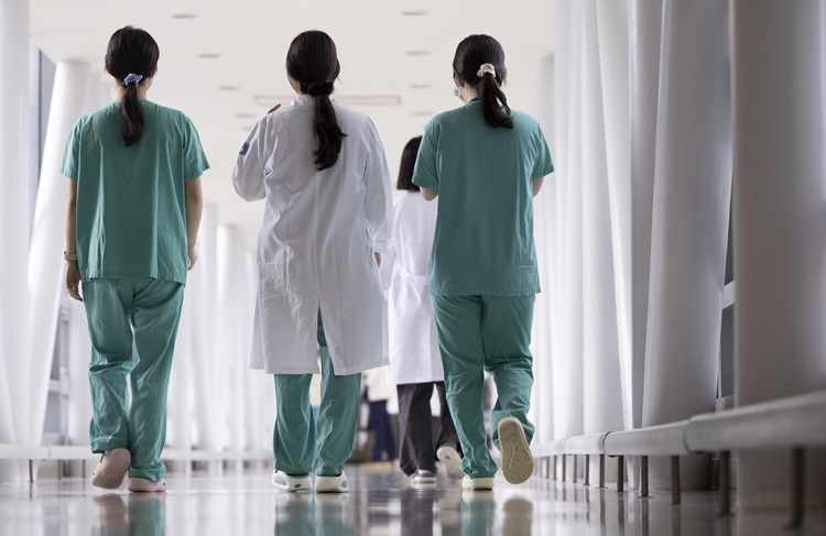 보건복지부가 26일 '필수의료 의료진 배상보험료 지원사업'을 본격 시작함을 밝혔다. / 뉴시스