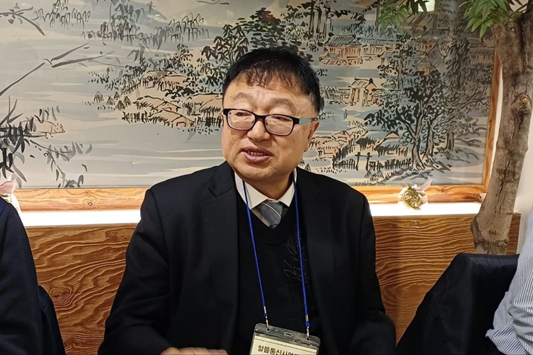 한국알뜰통신사업자협회(KMVNO)는 지난 25일 서울 중구에 위치한 이화빌딩에서 기자 간담회를 열고 전파사용료 부담이 우려된다면서 가계통신비를 절감하는 알뜰폰 사업자들을 정부가 적극 지원해달라고 밝혔다. 사진은 고명수 KMVNO 회장이 기자들과 만나 인터뷰하는 모습. / 조윤찬 기자