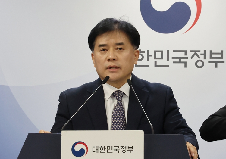 박용수 인사혁신처 차장이 지난 25일 오전 서울 종로구 정부서울청사에서 '국가공무원법 개정안' 입법예고 브리핑을 하고 있다. / 뉴시스