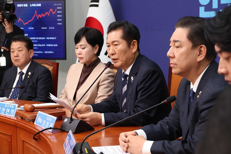 정청래 더불어민주당 대표가 26일 국회에서 열린 최고위원회의에서 발언을 하고 있다. / 뉴시스