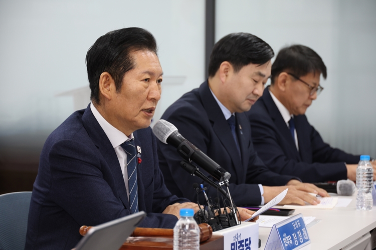 정청래 더불어민주당 대표가 17일 오전 강원특별자치도 춘천시 더불어민주당 강원도당에서 열린 현장 최고위원회의에서 발언을 하고 있다. / 뉴시스