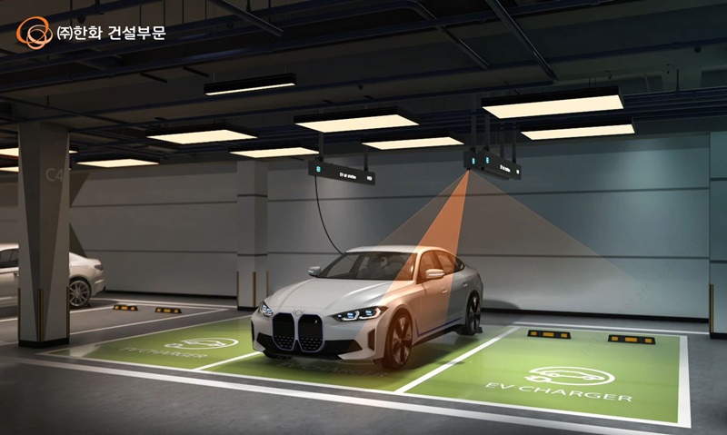  ㈜한화 건설부문이 화재감지 기능을 추가한 차세대 천장형 전기차 충전 시스템 ‘EV 에어스테이션’의 개발을 완료하고 한화포레나 단지에 본격 도입한다. 사진은 (주)한화 건설부문 차세대 전기차충전시스템 EV에어스테이션 / (주)한화 건설부문
