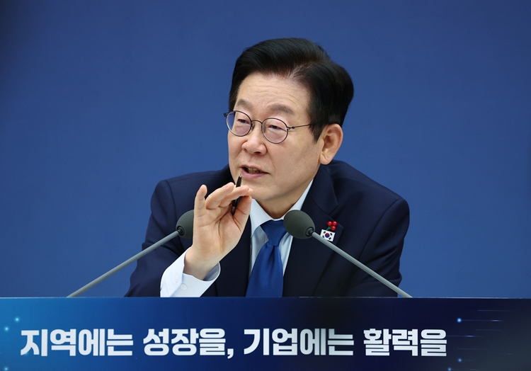 이재명 대통령이 17일 세종시 정부세종컨벤션센터에서 열린 산업통상부·지식재산처·중소벤처기업부 업무보고에서 발언하고 있다. (대통령실통신사진기자단) / 뉴시스