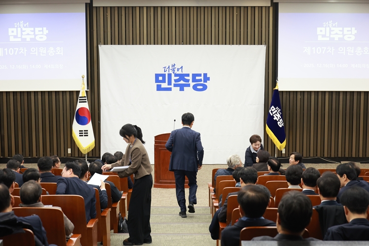 더불어민주당이 ‘위헌 논란’이 불거졌던 내란전담재판부 설치 법안을 대폭 수정하기로 했다. 사진은 정청래 대표가 지난 16일 국회에서 열린 비공개 의원총회에 참석하고 있는 모습. / 뉴시스