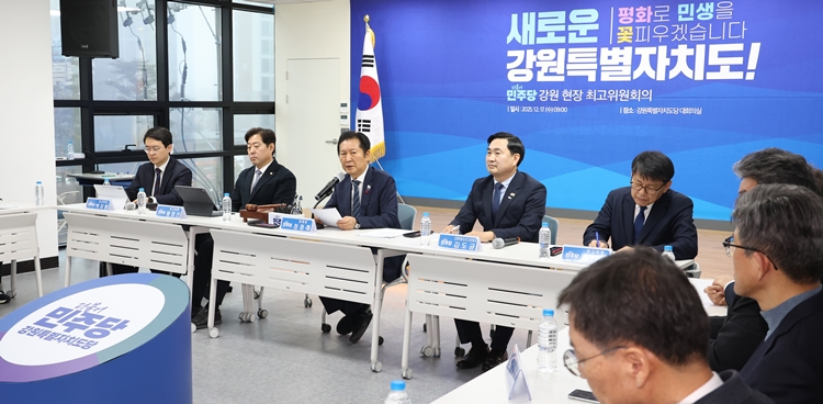 내란전담재판부 설치 법안에 대한 수정안을 마련한 더불어민주당은 전담재판부 설치 원인을 ‘조희대 사법부’의 책임으로 돌리며 여론전에도 나섰다. 사진은 정청래 대표가 17일 오전 강원특별자치도 춘천시 더불어민주당 강원도당에서 열린 현장 최고위원회의에서 발언을 하고 있는 모습. / 뉴시스