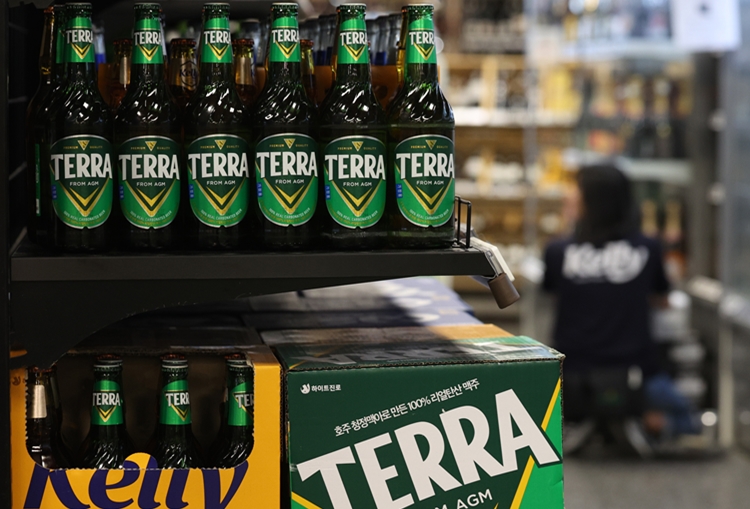 하이트진로가 브랜드스탁이 발표한 ‘2025 대한민국 100대 브랜드’에 참이슬과 테라가 선정됐다고 18일 밝혔다. / 뉴시스