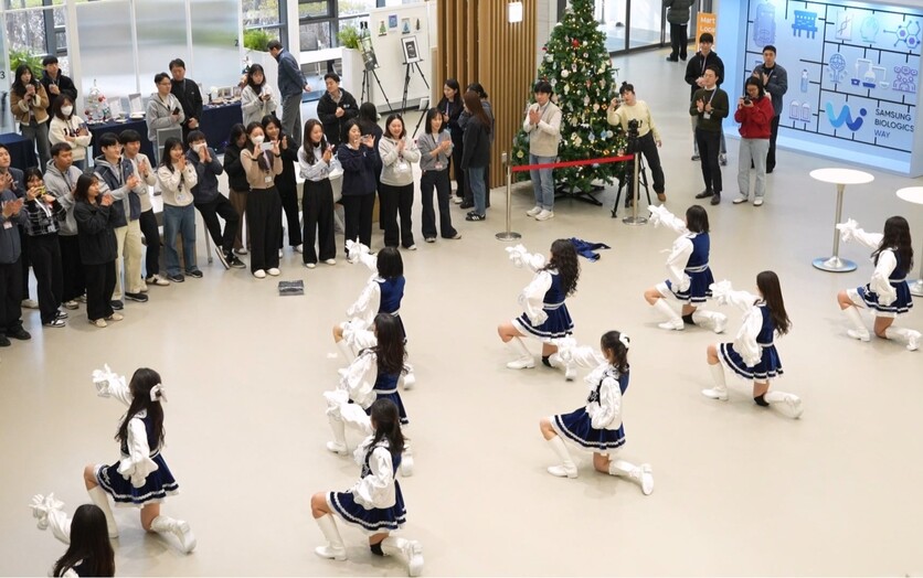 삼성바이오로직스가 사내 상호존중 문화 확산 및 임직원 소통 강화를 위해 개최한 동호회 페스티벌을 성공적으로 마쳤다고 18일 밝혔다. 사진은 삼성바이오로직스 응원 동호회 ‘바이오서포터즈’가 사내 복지공간 하모니스퀘어에서 공연을 선보이고 있다. / 삼성바이오로직스 