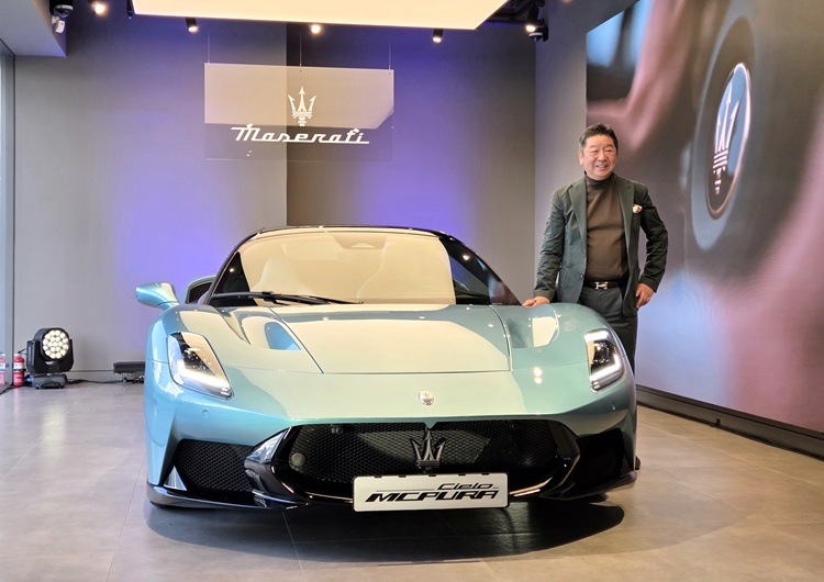 마세라티코리아가 18일 오전 마세라티 용산전시장에서 신차 MC푸라 공개 행사를 개최했다. 사진은 다카유키 기무라 마세라티코리아 총괄과 MC푸라 첼로 모델. / 용산=제갈민 기자