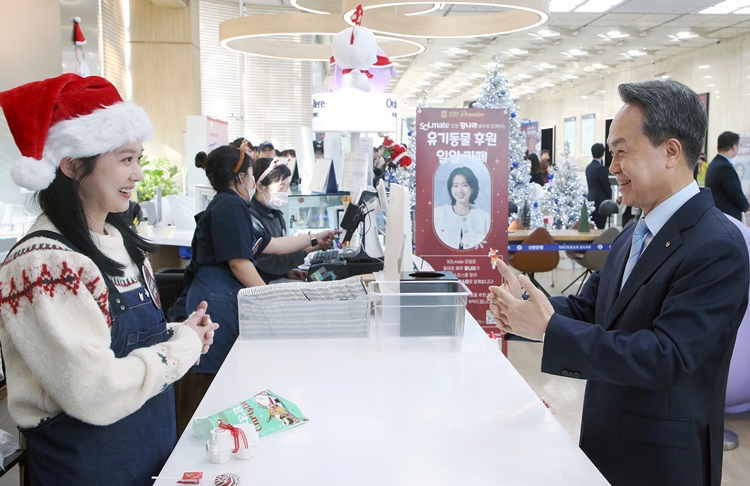 신한금융그룹은 서울 중구 신한금융그룹 본점에 위치한 카페스윗에서 시니어 특화 브랜드 ‘신한 SOL메이트’ 광고 모델인 배우 장나라 씨와 함께 유기동물 보호를 위한 기부 활동을 진행했다고 18일 밝혔다. / 신한금융그룹