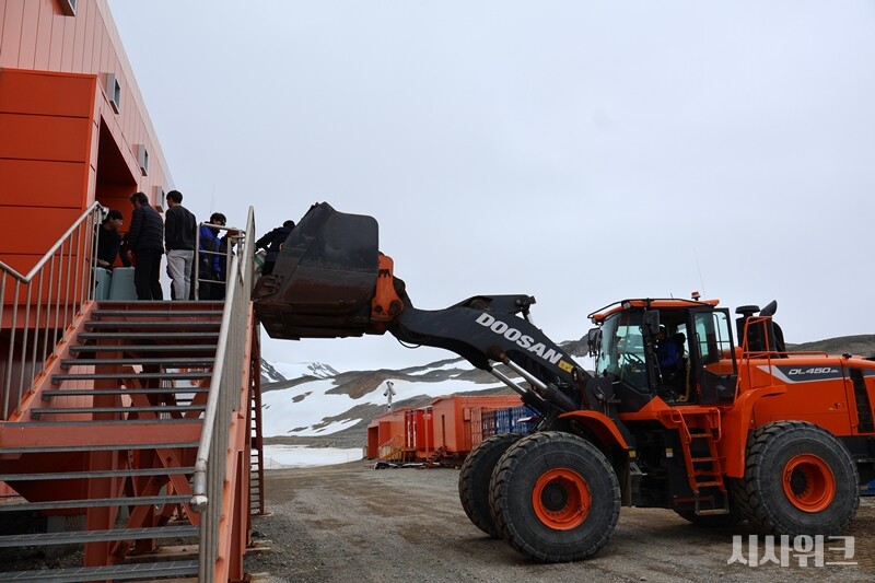 로더를 이용해 월동대원들과 출남극 인원들의 짐을 실어날랐다./사진=남극특별취재팀