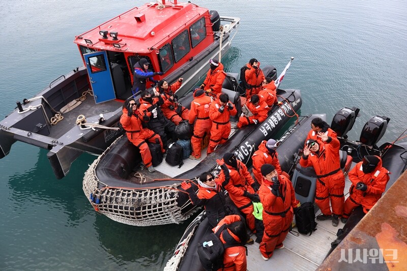 출남극을 위해 보트에 탑승한 37차 월동대원들. 1년의 긴 시간 동안 남극에 체류했음에도 못내 아쉬운 표정이 얼굴에 드러났다./ 사진=남극특별취재팀