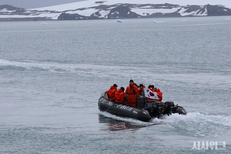 37차 월동대를 태운 보트는 마리안소만 빙하 인근 바다를 세 바퀴 돈 후 떠났다. 월동대의 무사 귀환을 기원하는 일종의 의식이라고 한다./ 사진=남극특별취재팀