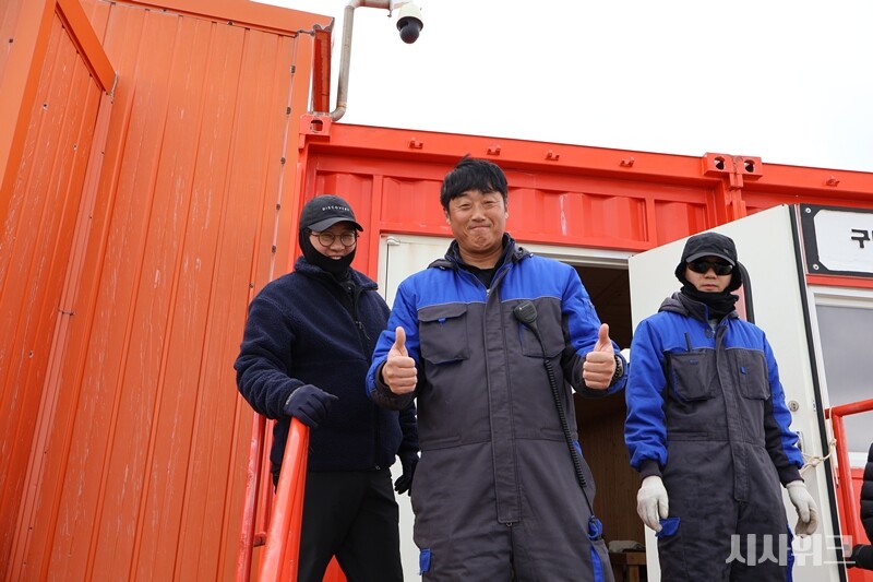 즐거운 하계대와 달리, 38차 월동대는 분주해지기 시작했다. 37차 월동대로부터 받은 인수인계 자료를 정리하고 세종기지 운영을 본격적으로 맡아야 해서다. 특히 임무 전반과 물자 정리, 중장비 관리 때문에 김원준 월동대장과 황의현 총무, 노기영 유지반장의 어깨가 무거워졌다. (왼쪽부터)사진은 38차 월동대원인 오영식 / 사진=남극특별취재팀