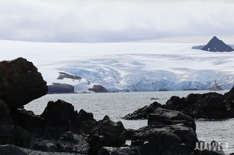서남극 ‘킹조지섬(King George Island)’ 바톤반도에 위치한 포터소만은 잔혹하지만 찬란한 삶의 흐름이 계속되는 생명의 땅이다. 멀리 보이는 고깔 모양 지형은 꼭대기만 눈이 쌓이지 않는 ‘누나타크(Nunatak)’다./ 사진=남극특별취재팀