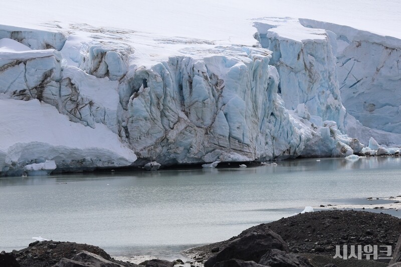 포터소만에 도착하면 신비한 푸른 빛을 내뿜는 ‘포어카데 빙하(Fourcade Glacier)’가 눈길을 가장 먼저 사로잡는다./ 사진=남극특별취재팀