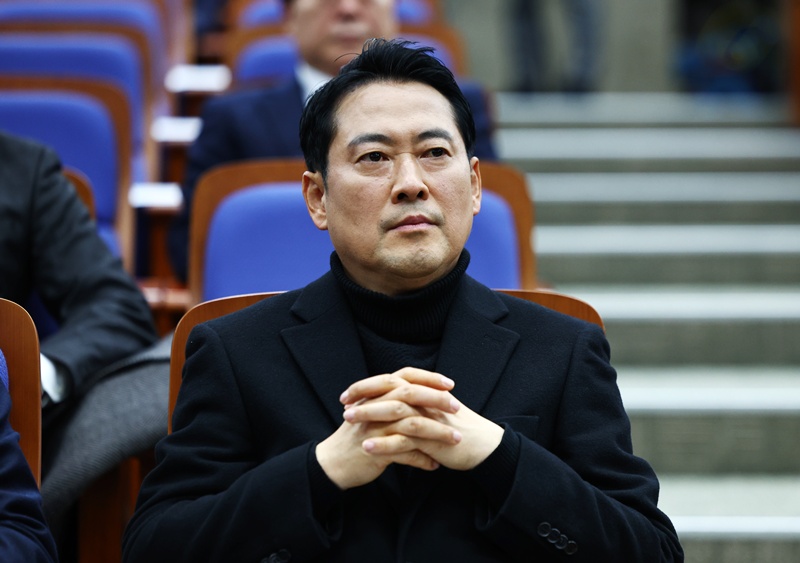  국민의힘 안팎에서 장동혁 대표 체제를 향한 우려와 반발이 동시다발적으로 분출하고 있다. 내년 6월 3일 지방선거를 앞둔 시점에서 당 지도부가 외연 확장보다 내부 정리에만 몰두하고 있기 때문이란 지적이다. / 뉴시스  