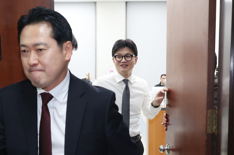 국민의힘 당무감사위원회가 지난 16일 김종혁 전 최고위원에 대해 ‘당원권 정지 2년’의 중징계를 윤리위원회에 권고했다. 이에 내부에 반발이 일자 장동혁 대표는 17일 기자들과 만난 자리에서 “밖에 있는 적 50명보다 내부의 적 1명이 더 무섭다”며 해당 조치를 두둔했다. / 뉴시스