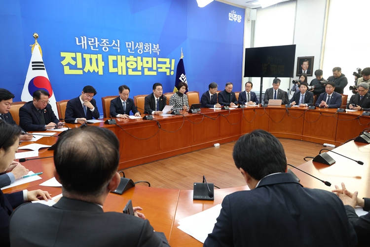 더불어민주당이 대규모 개인정보 유출 사태를 일으킨 쿠팡에 대한 전방위 압박에 나섰다. 사진은 김병기 원내대표가 18일 국회에서 열린 정책조정회의에서 발언을 하고 있는 모습. / 뉴시스