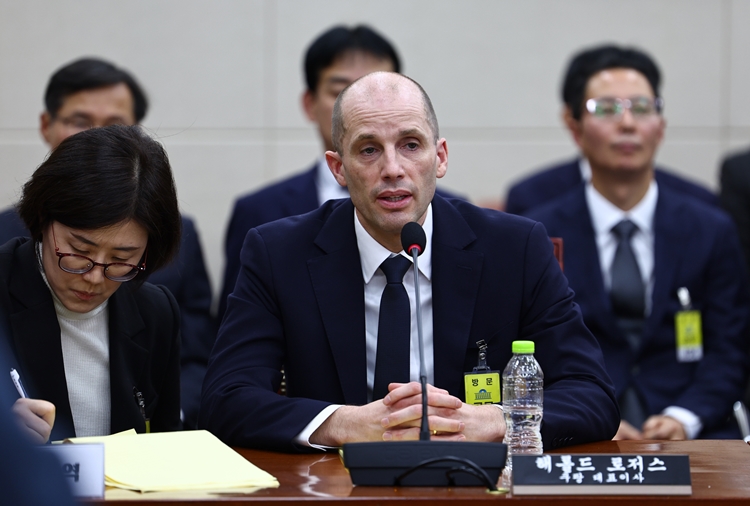 더불어민주당에선 18일 ‘쿠팡 청문회’에 대한 비판 목소리도 나왔다. 사진은 해롤드 로저스 쿠팡 임시 대표가 지난 17일 국회 과학기술정보방송통신위원회 전체회의에서 열린 쿠팡 침해사고 관련 청문회에서 의원 질의에 답변하고 있는 모습. / 뉴시스