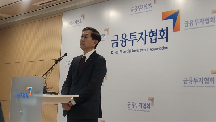 18일 금융투자협회는 서울 여의도 사옥 불스홀에서 임시총회를 열고 차기 금융투자협회장 선거를 실시한 결과, 황성엽 신영증권 대표가 신임 협회장으로 당선됐다고 밝혔다. 이날 황성엽 당선자는  기자실을 찾아 당선 소감을 밝혔다. / 이미정 기자  