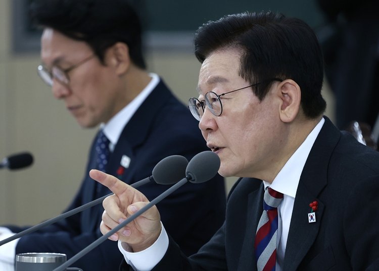 이재명 대통령이 18일 서울 용산구 국방부에서 열린 국방부·국가보훈부 업무보고에서 발언하고 있다. / 뉴시스