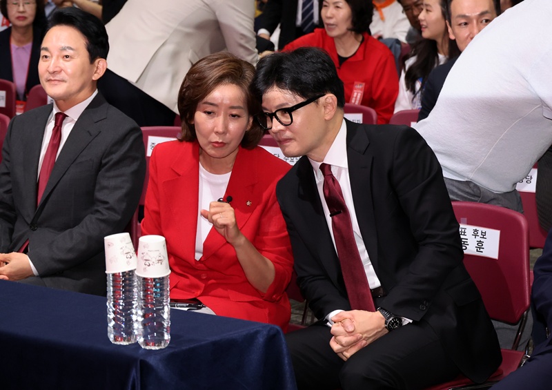 조국혁신당 조국 대표는 19일 자신의 페이스북을 통해 “나경원 의원과 한동훈 전 대표는 둘 다 ‘친윤’으로, 나경원 의원은 윤 전 대통령의 ‘여동생’, 한동훈 전 대표는 윤 전 대통령의 ‘꼬붕’이었다”고 주장했다. 사진은 지난해 7월 국민의힘 제4차 전당대회 때 나경원 의원(왼쪽)과 한동훈 전 대표(오른쪽)가 이야기를 나누는 모습 / 뉴시스