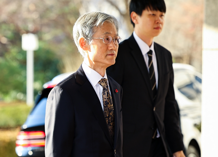 대법원이 예규를 통해 자체적으로 ‘내란·외환 사건 전담재판부’를 설치하기로 했다. 사진은 조희대 대법원장이 지난 12일 서울 서초구 대법원으로 출근하고 있는 모습. / 뉴시스