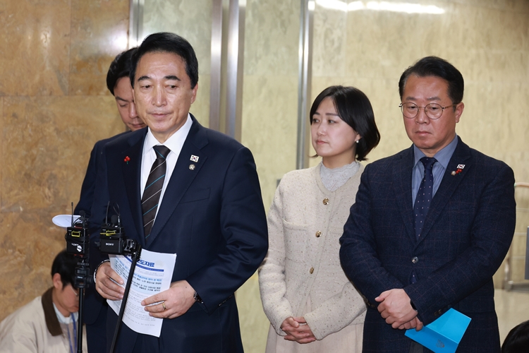 대법원이 자체적으로 ‘내란·외환 사건 전담재판부’를 설치하기로 했지만, 더불어민주당은 예정대로 내란전담재판부 설치법을 추진한다는 방침이다. 사진은 박수현 수석대변인이 지난 16일 국회에서 비공개 의원총회 관련 백브리핑을 하던 중 취재진의 질문을 듣고 있는 모습. / 뉴시스