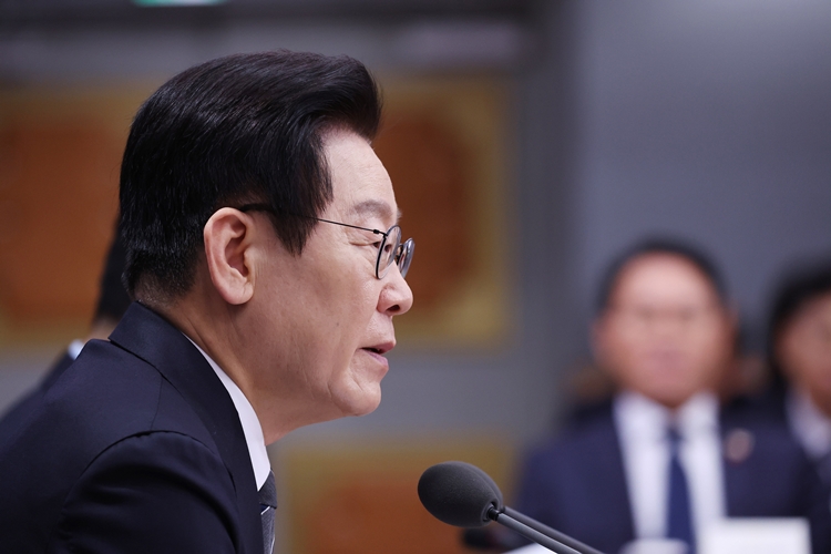 이재명 대통령이 19일 서울 종로구 정부서울청사 별관에서 열린 외교부(재외동포청)·통일부 업무보고에서 발언하고 있다. (대통령실통신사진기자단) / 뉴시스